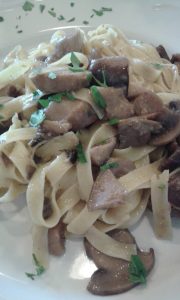 Tagliatelle ai fughi porcini senza glutine servite dall'Antica Locanda La Canonica a Zocca(MO) 