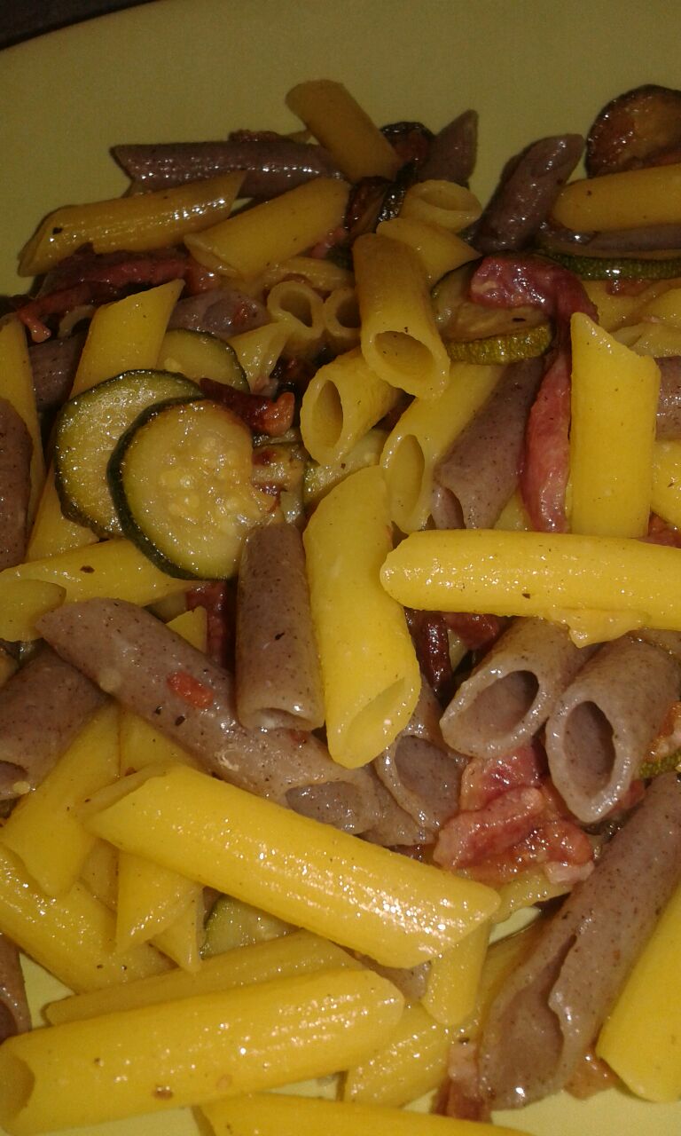 Mix di penne con zucchine e pancetta senza glutine