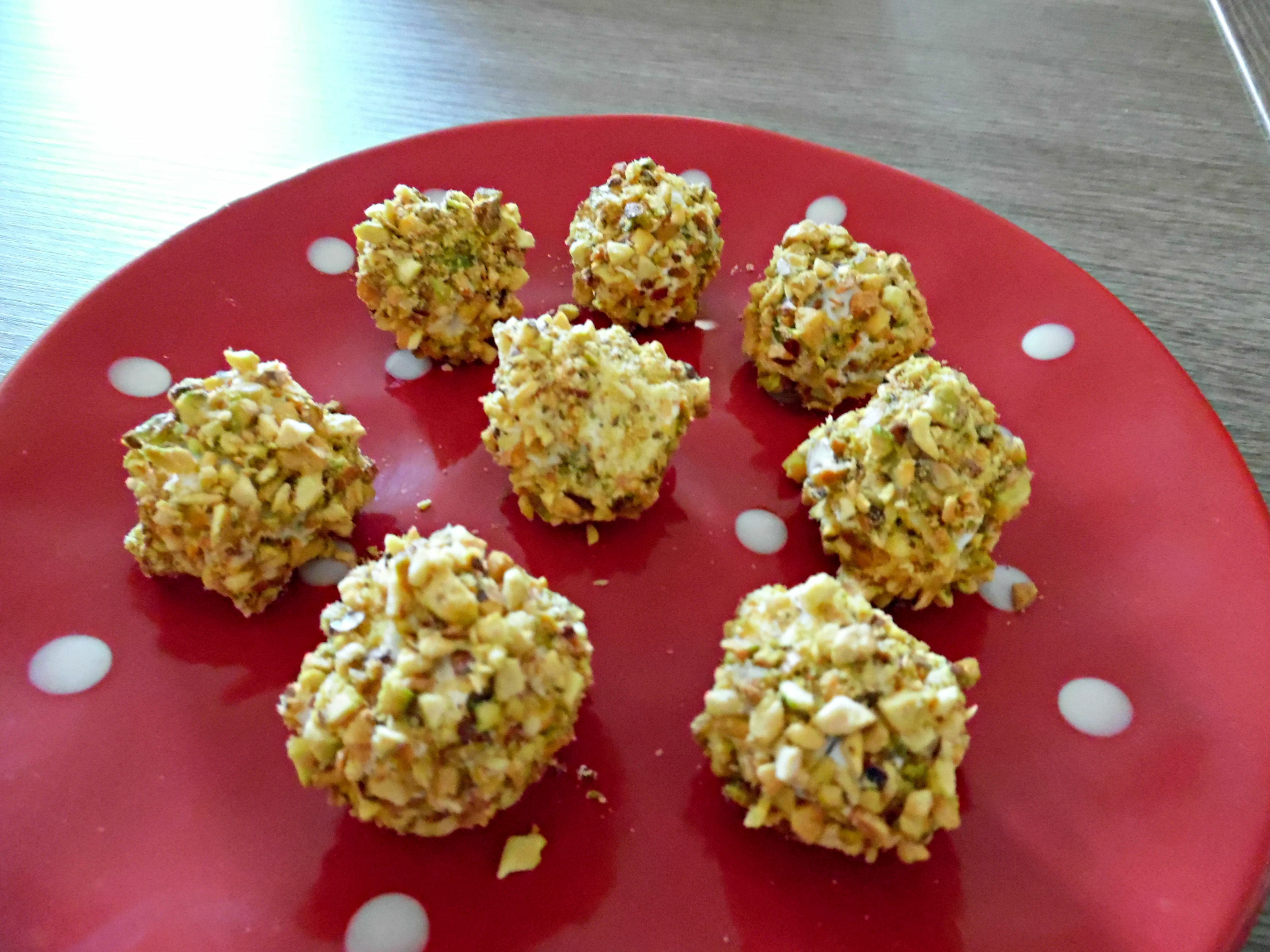 Praline di uva, ricoperte di formaggio spalmabile e granella di pistacchio