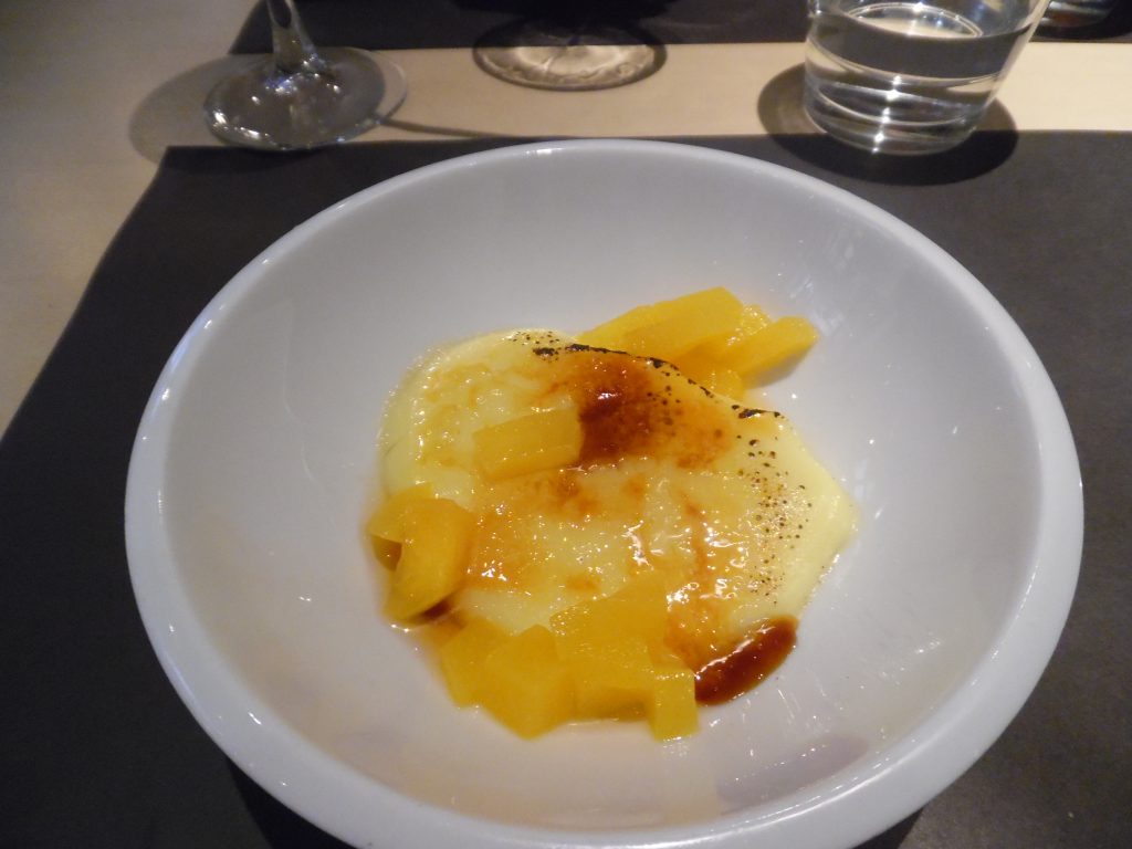 Rasoterra. Crema Catalana con melocotones al anis del Mono