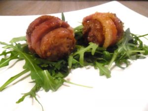 Salsiccia avvolta dalla pancetta 2 Salsiccia avvolta nella pancetta e zucchero di canna