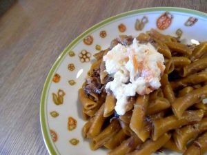 penne di teff con radicchio e stracciatella