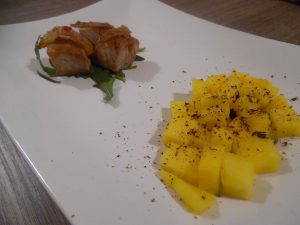 Bocconcini di maiale su una crema di mango salata, chips di lardo, gocce di peperoncino piccante e grattugiata di cioccolato fondente
