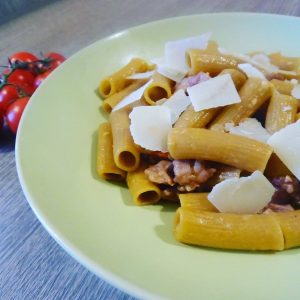 Rigatoni di teff con salsiccia, pomodorini e scaglie di grana 2 Rigatoni di teff con salsiccia, pomodorini e scaglie di grana senza glutine