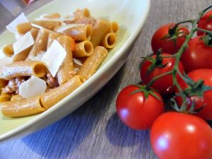 Rigatoni di teff con salsiccia, pomodorini e scaglie di grana 3 Rigatoni di teff con salsiccia, pomodorini e scaglie di grana senza glutine