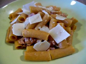 Rigatoni di teff con salsiccia, pomodorini e scaglie di grana 4 Rigatoni di teff con salsiccia, pomodorini e scaglie di grana senza glutine