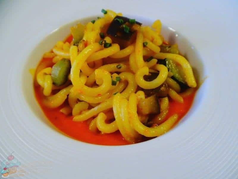 Gramigna con zucchine e melanzane su crema di peperoni