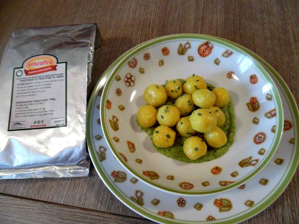 Gnocchi alla curcuma ripieni di provola affumicata su crema di zucchine