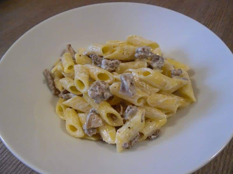 Mezze penne Farabella con ragù bianco e funghi