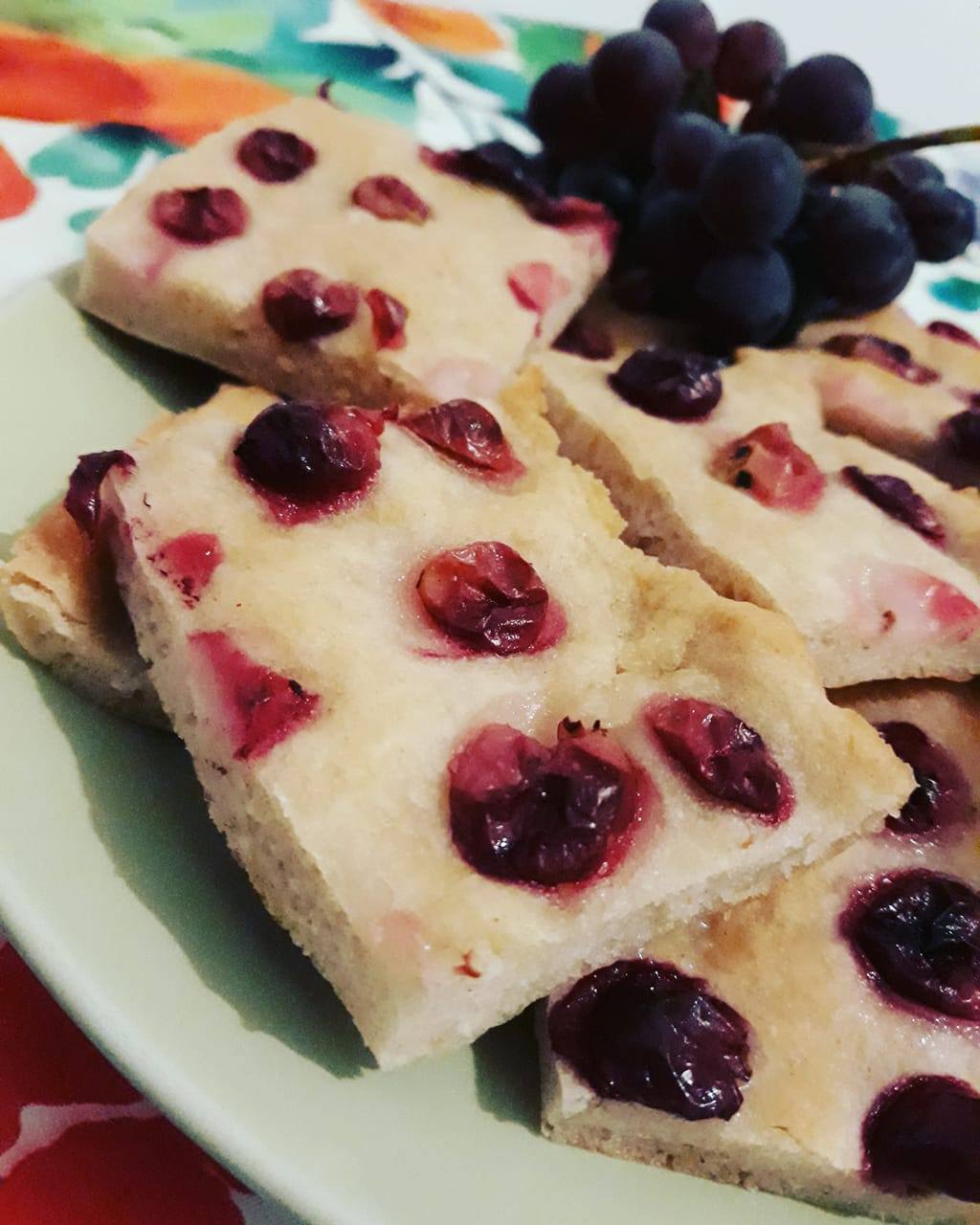 Focaccia dolce senza glutine all'uva fragola