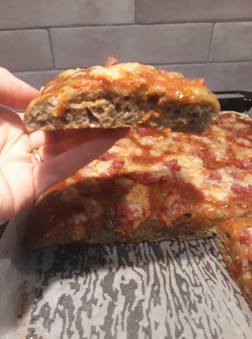 Pizza con farina di canapa senza glutine