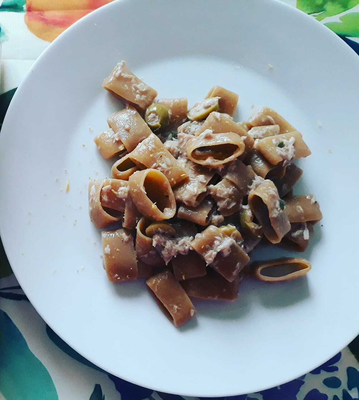 Mezzi paccheri con tonno, olive e limon