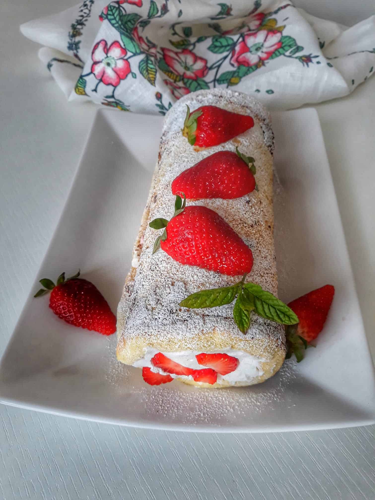 Rotolo panna e fragole senza glutine