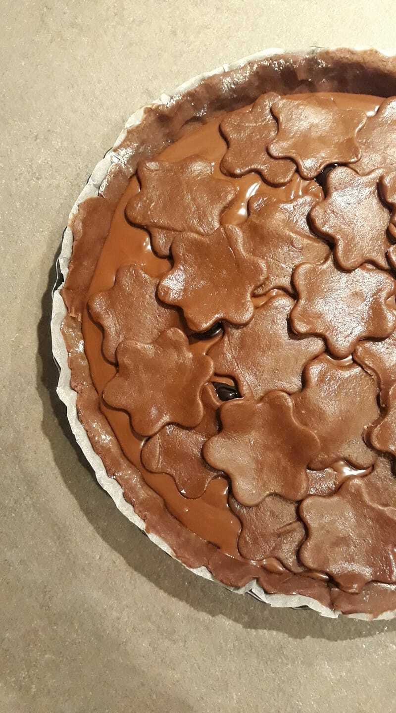 Crostata al cacao con crema e amarene senza glutine