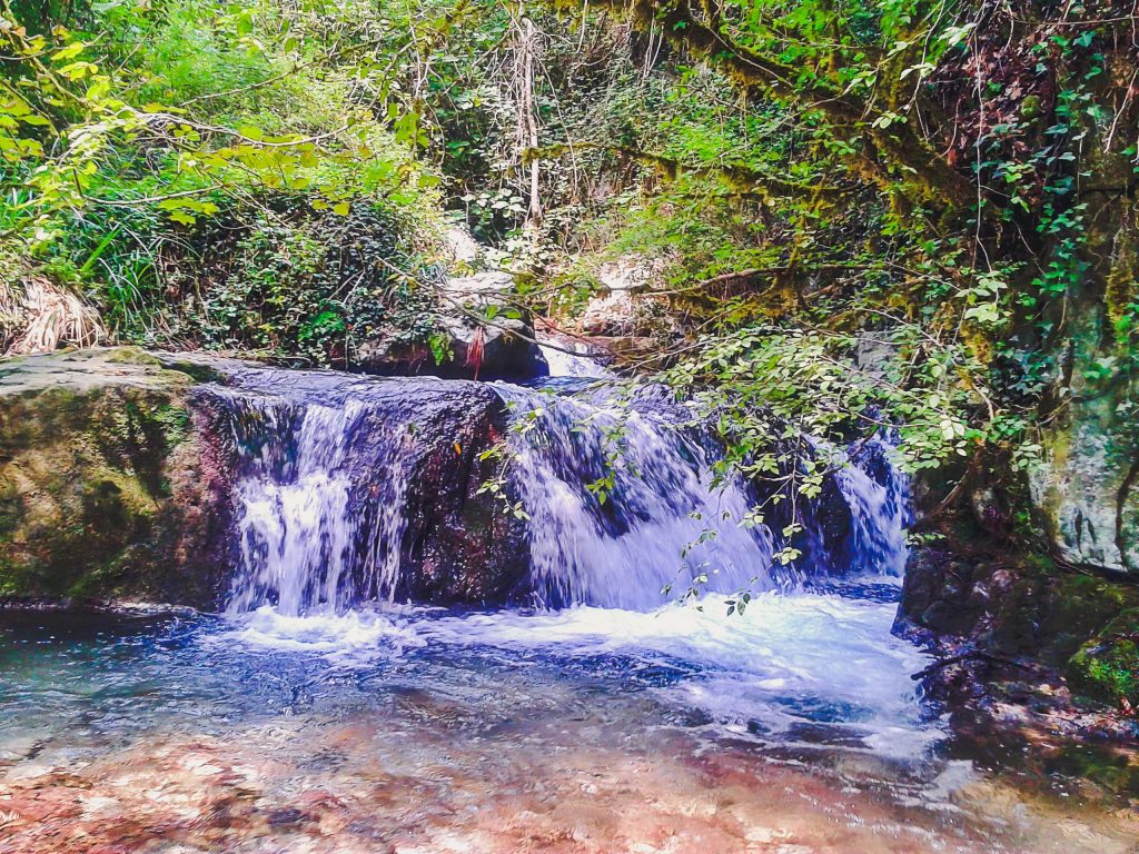 cascata presso oasi delle grotte del Bussento a Morigerati min
