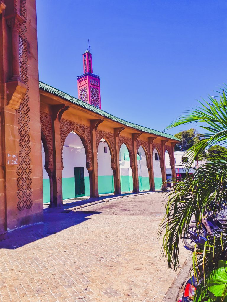 passeggiando per tanger scaled min