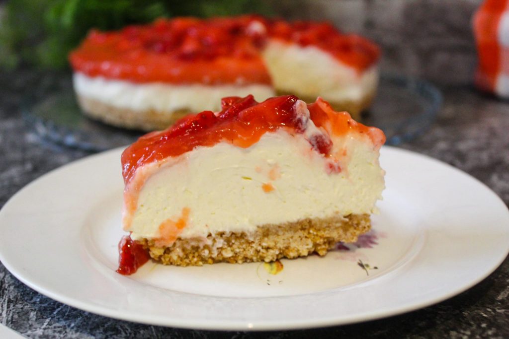 Cheesecake con salsa di fragole .