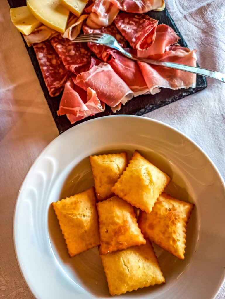 Imola cosa vedere e dove mangiare senza glutine 15 Agriturismo La Taverna tipico antipasto senza glutine da gustare accompagnato da buon vino locale.