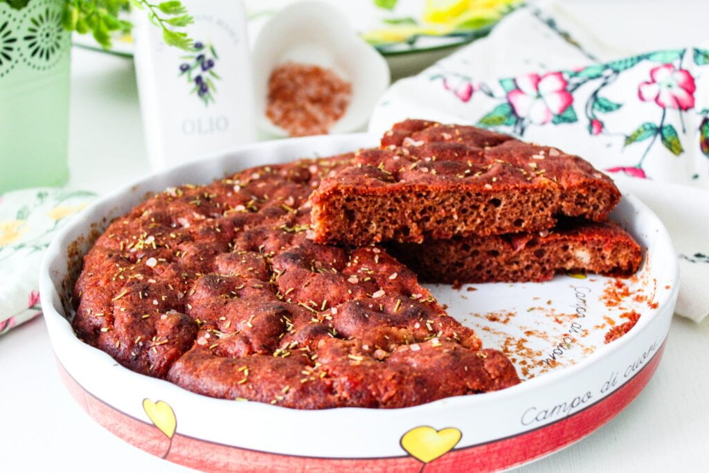 Focaccia senza glutine alla barbabietola rossa