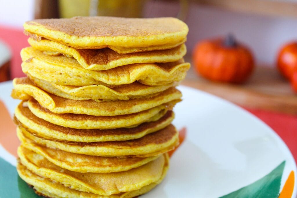 Pancake alla zucca e cannella senza glutine: la magia dell’autunno nel piatto 3 Pancake alla zucca e cannella senza glutine