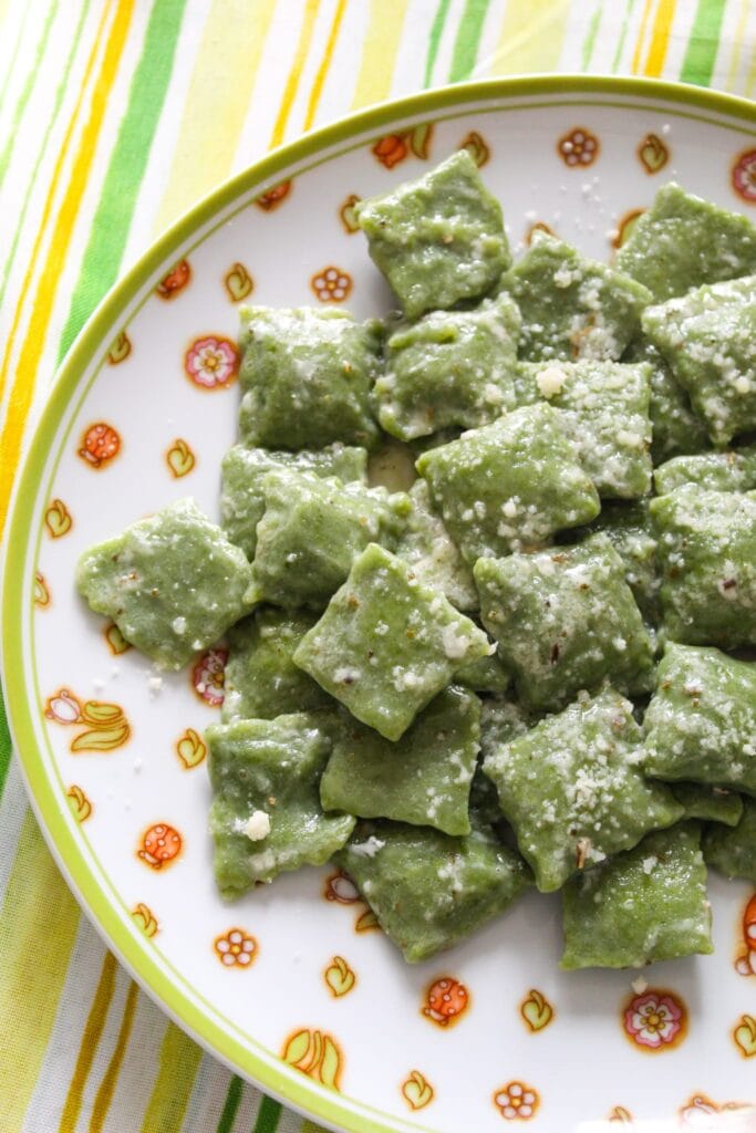 Ravioli di spinaci e ricotta senza glutine: un ritorno ai gesti semplici 2 Ravioli verdi senza glutine